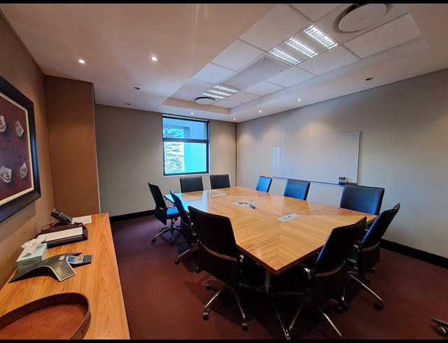 1,070M² OFFICE TO LET IN SANDHURST